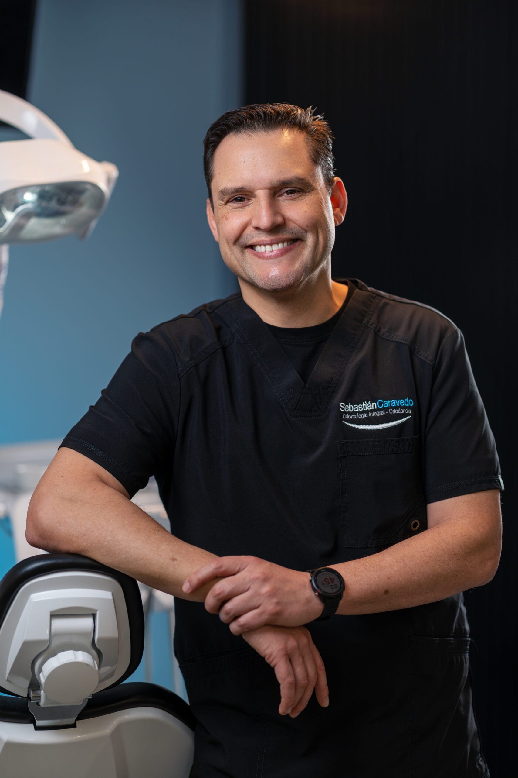 Dr. Sebastian Caravedo de AS Clínica Dental