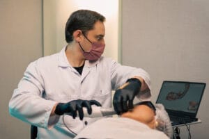 Dr. Sebastian Caravedo de AS Clínica Dental