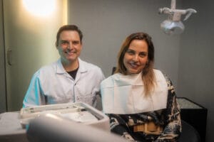 Dr. Sebastian Caravedo atendiendo a un paciente