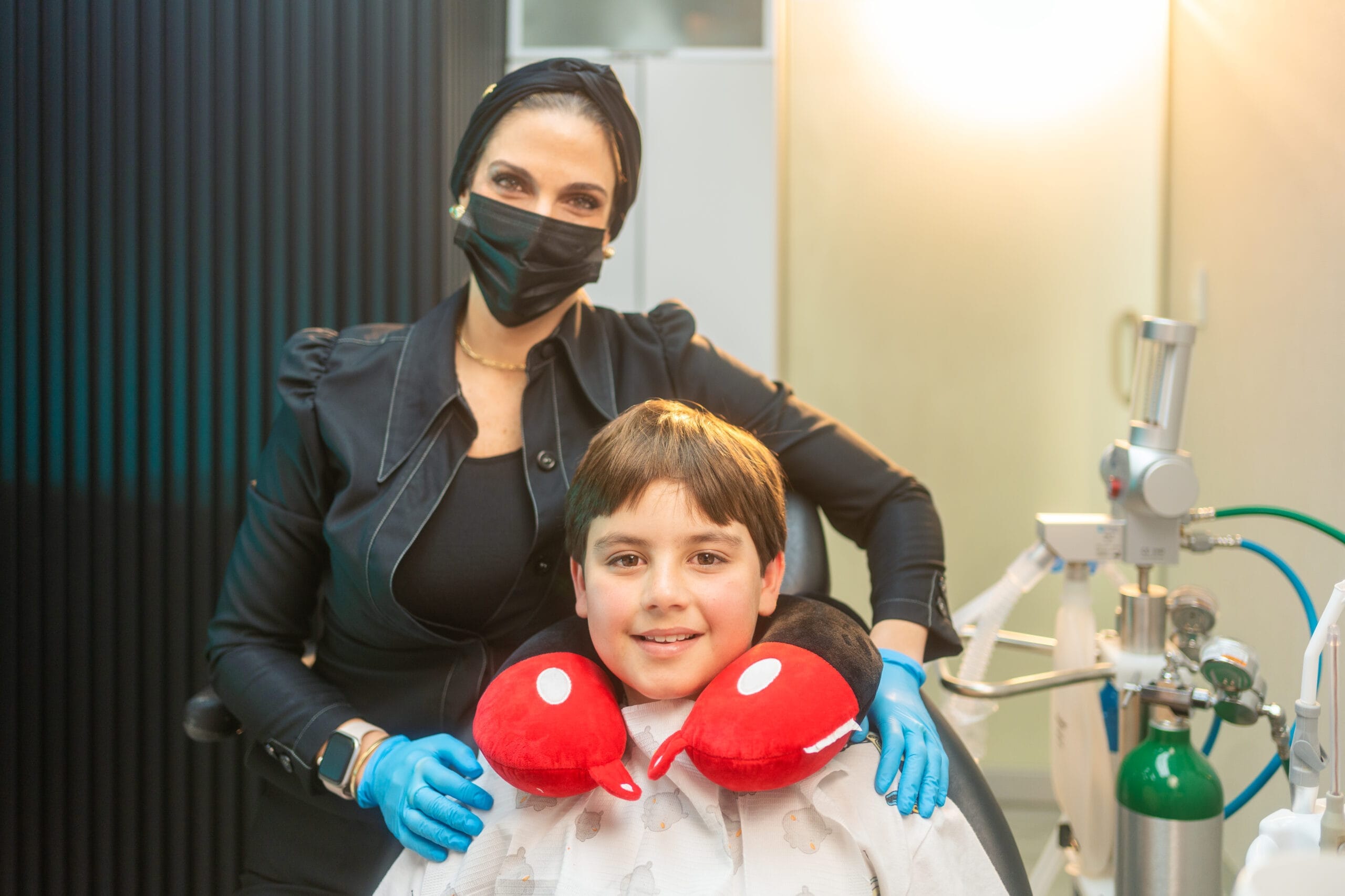 Odontóloga atendiendo a un niño durante una consulta dental infantil en San Isidro